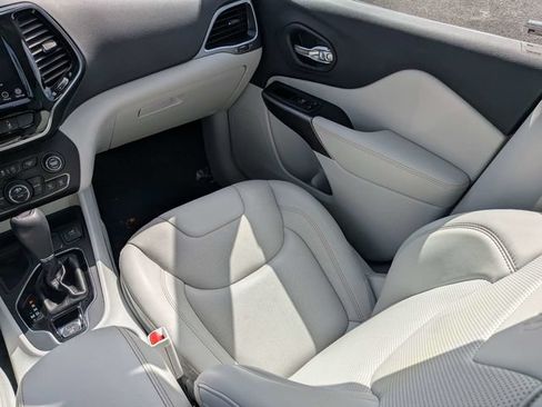 Used 2019 Jeep Cherokee Limited w/ Technology Group FWD image 19