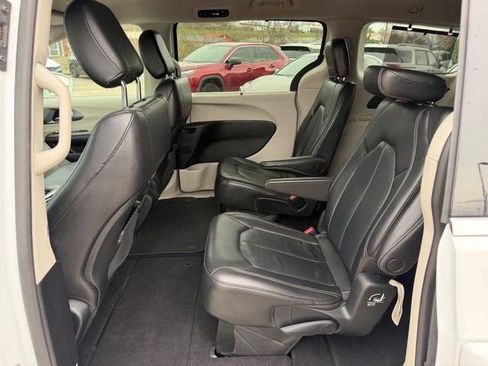Used 2022 Chrysler Pacifica Touring-L image 8