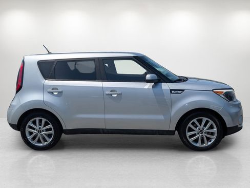 Used 2017 Kia Soul + image 4