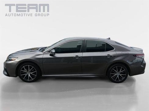 Used 2023 Toyota Camry SE image 4