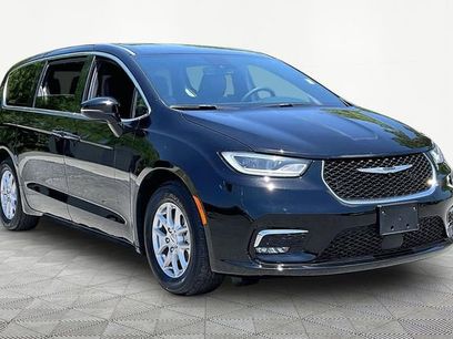 Used 2025 Chrysler Pacifica Select