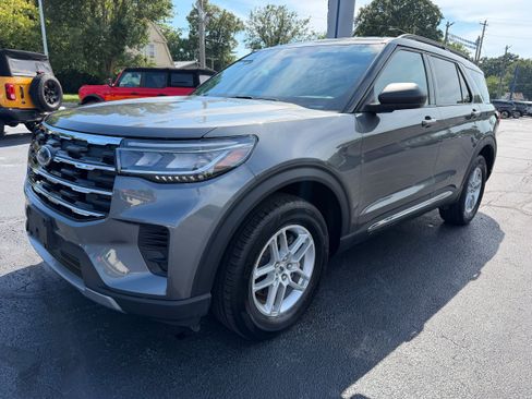 Used 2025 Ford Explorer Active AWD/4WD image 2