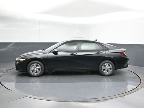New 2026 Hyundai Elantra SE FWD image 2