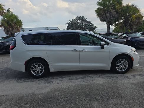 Used 2023 Chrysler Pacifica Touring-L FWD image 9