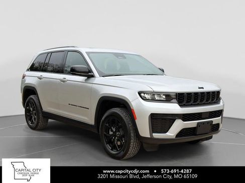 New 2026 Jeep Grand Cherokee Altitude AWD/4WD image 1