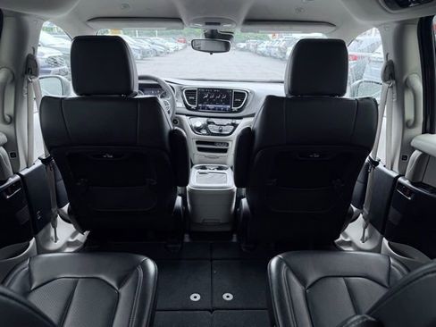 Used 2023 Chrysler Pacifica Touring-L FWD image 23