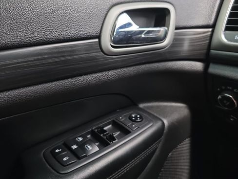 Used 2019 Jeep Grand Cherokee Altitude AWD/4WD image 11