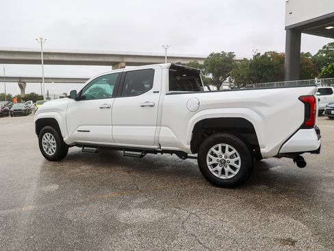 Certified 2025 Toyota Tacoma SR5 AWD/4WD image 10