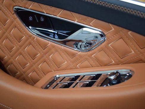 Used 2023 Bentley Continental GT Azure image 40