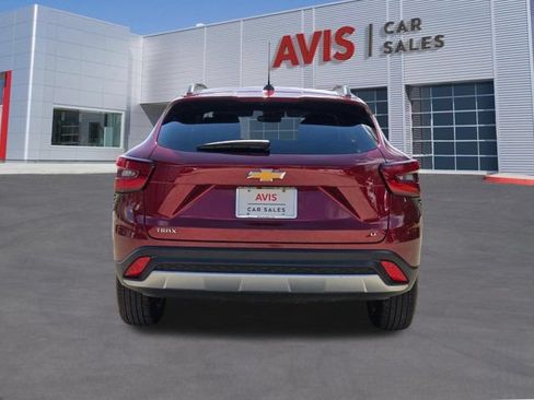 Used 2025 Chevrolet Trax LT w/ LT Convenience Package FWD image 9