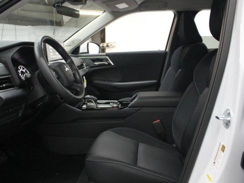 New 2026 Mitsubishi Outlander ES image 6