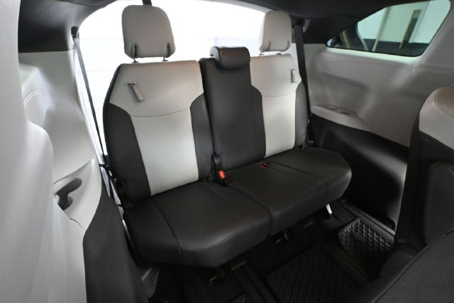 Used 2021 Toyota Sienna XSE FWD image 34