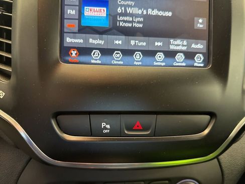 Used 2019 Jeep Cherokee Latitude Plus w/ Comfort/Convenience Group AWD/4WD image 12