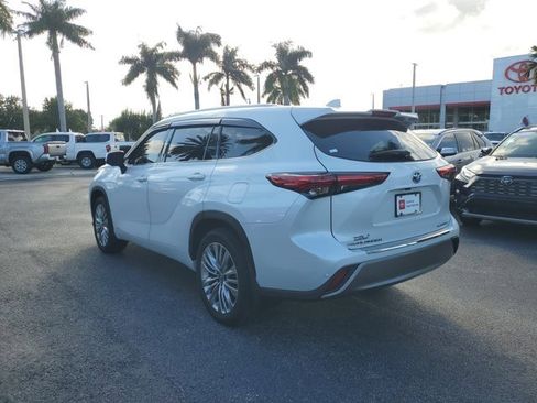 Used 2023 Toyota Highlander Platinum image 3