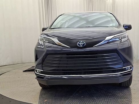 Used 2022 Toyota Sienna XLE image 3