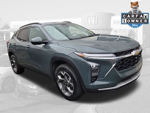 Used 2025 Chevrolet Trax LT image 2