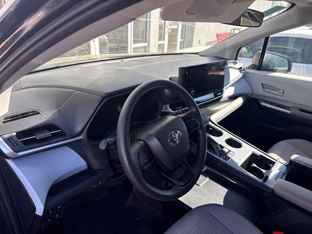 Used 2025 Toyota Sienna LE FWD image 10