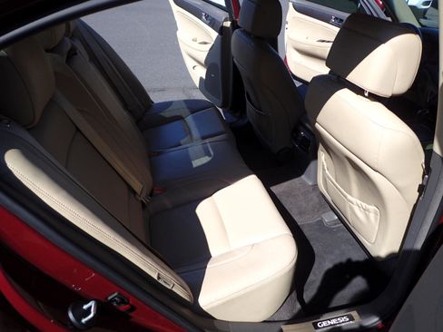 Used 2011 Hyundai Genesis 4.6 image 12