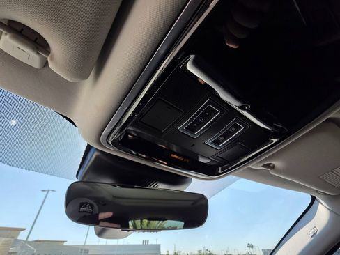 Used 2018 Land Rover Range Rover Velar S image 33