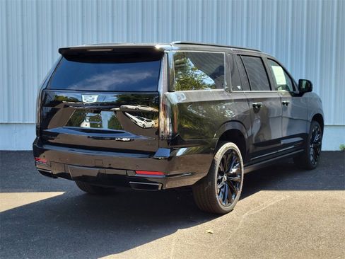Used 2025 Cadillac Escalade ESV Sport Platinum w/ LPO, ONYX Package image 3
