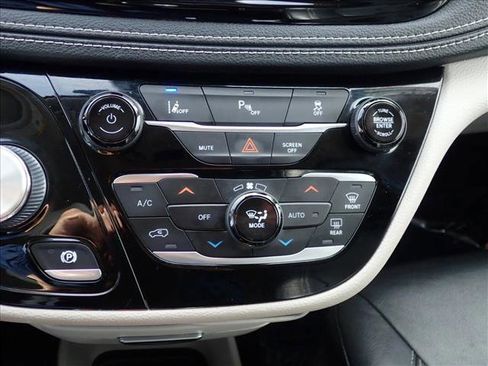 Used 2022 Chrysler Pacifica Touring-L FWD image 22