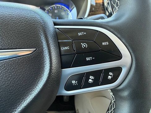Used 2023 Chrysler Pacifica Limited FWD image 35