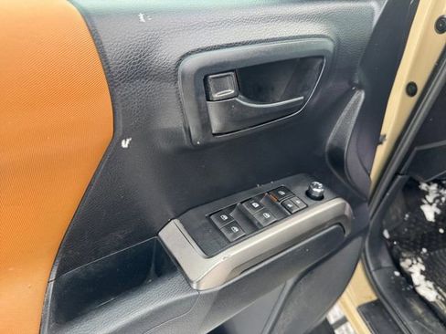 Used 2018 Toyota Tacoma SR5 image 11