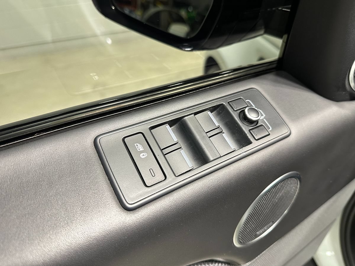 Used 2017 Land Rover Range Rover Sport SVR AWD/4WD image 30
