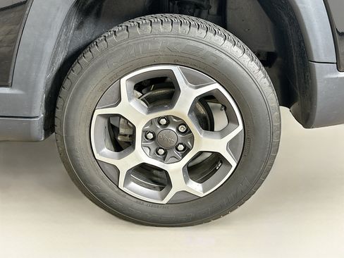 Used 2022 Jeep Compass Trailhawk AWD/4WD image 11