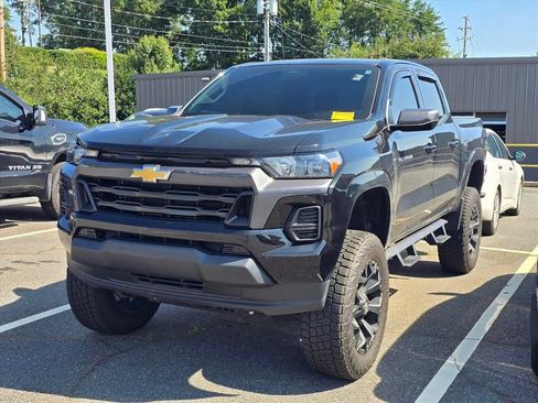 Used 2023 Chevrolet Colorado LT RWD image 2