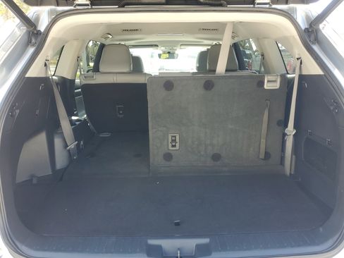 Used 2021 Toyota Highlander XLE image 9