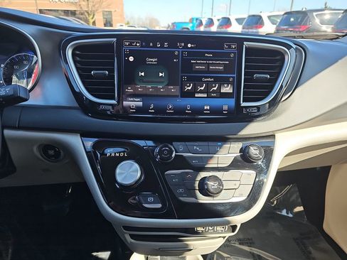 Used 2024 Chrysler Pacifica Touring-L image 21