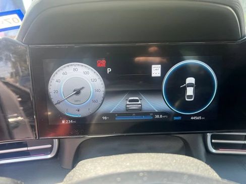 Used 2023 Hyundai Elantra Limited FWD image 6