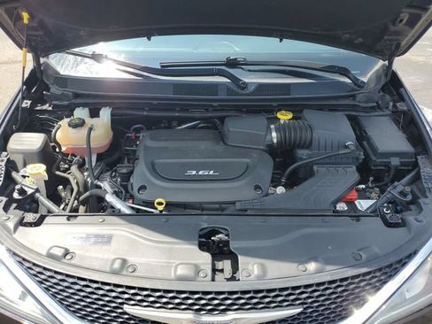 Used 2018 Chrysler Pacifica Touring-L Plus FWD image 29