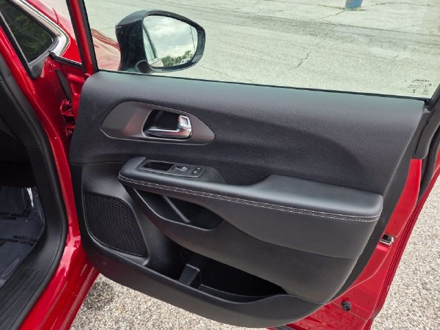 Certified 2025 Chrysler Pacifica Select FWD image 18