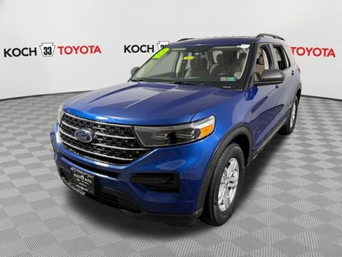 Used 2023 Ford Explorer XLT AWD/4WD image 3