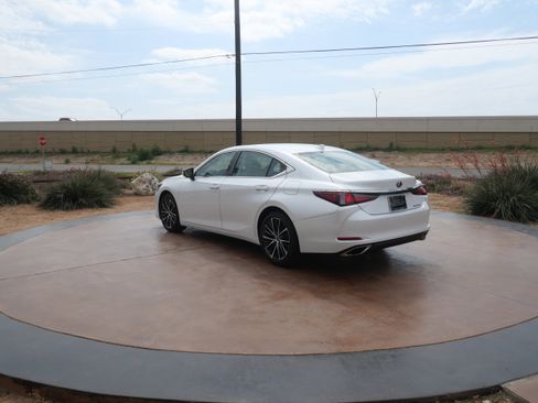 Used 2024 Lexus ES 350 w/ Premium Package image 5