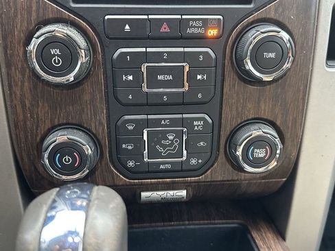 Used 2013 Ford F150 Lariat w/ Lariat Chrome Pkg image 17