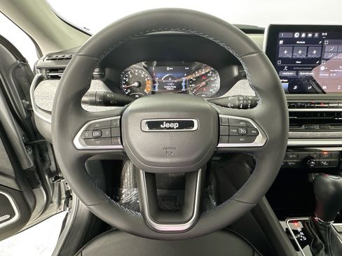 Used 2022 Jeep Compass Latitude w/ Sun and Sound Group FWD image 11