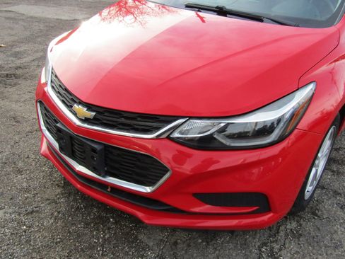 Used 2017 Chevrolet Cruze LT image 3