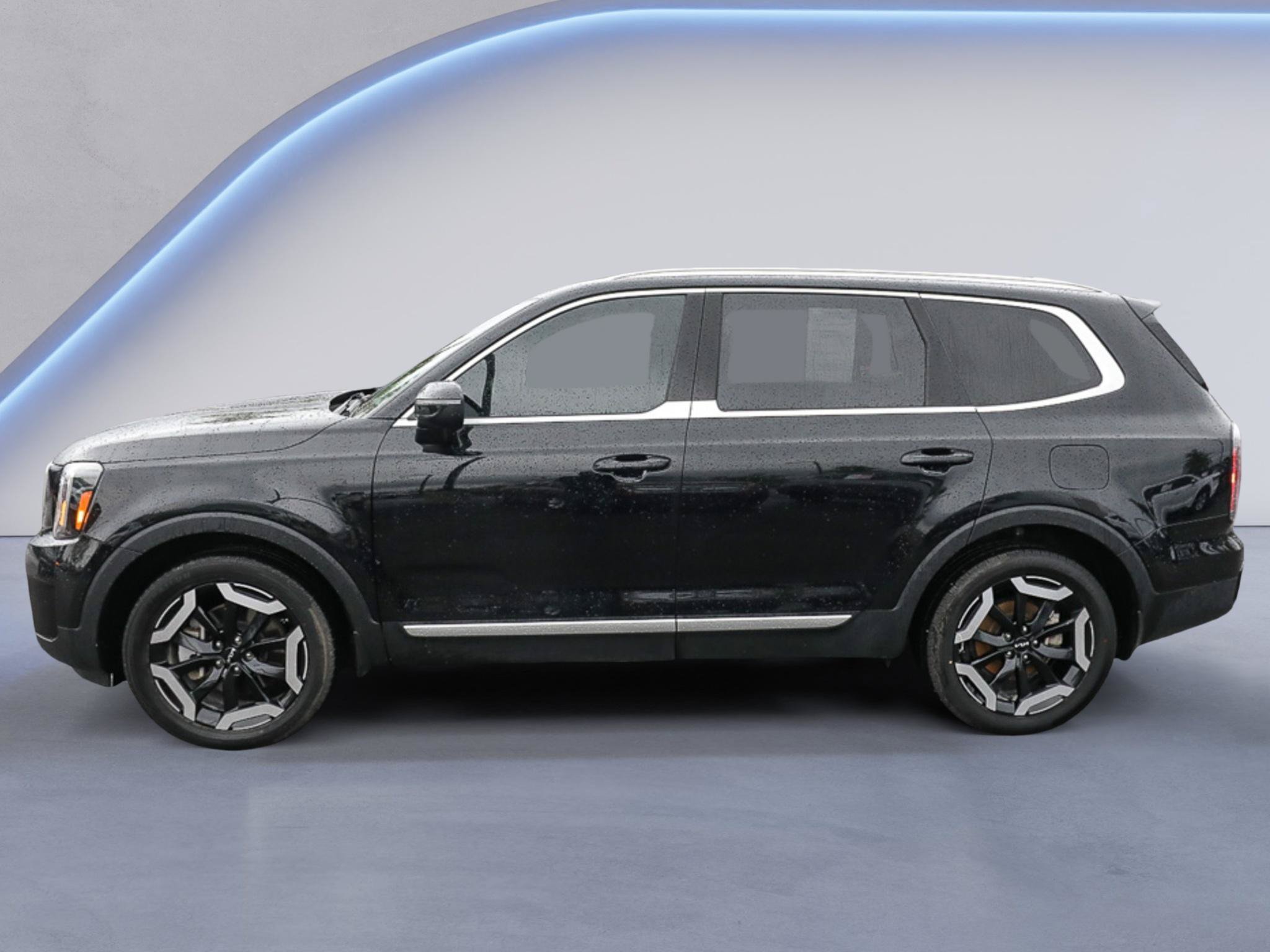 Used 2024 Kia Telluride EX w/ EX Captain's Chair Package FWD image 3