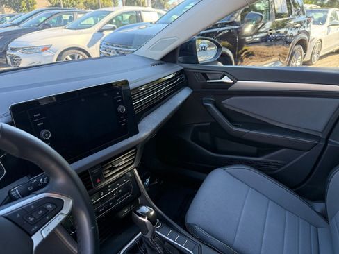 Used 2025 Volkswagen Jetta SE image 31