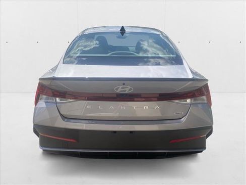New 2025 Hyundai Elantra SEL image 9