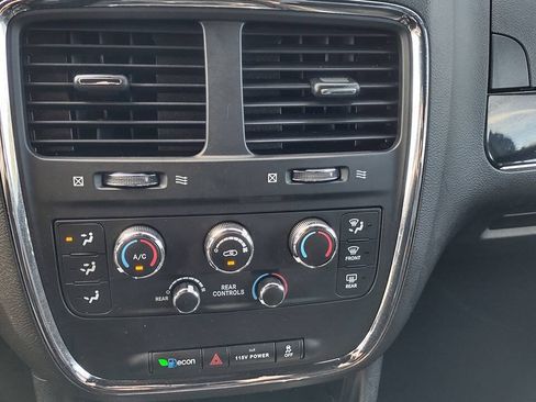 Used 2018 Dodge Grand Caravan SXT w/ Blacktop Package FWD image 28