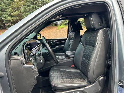 Used 2023 Cadillac Escalade ESV Sport Platinum w/ LPO, ONYX Package AWD/4WD image 36