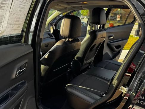 Used 2018 Chevrolet Trax LT w/ Sun & Sound Package AWD/4WD image 18