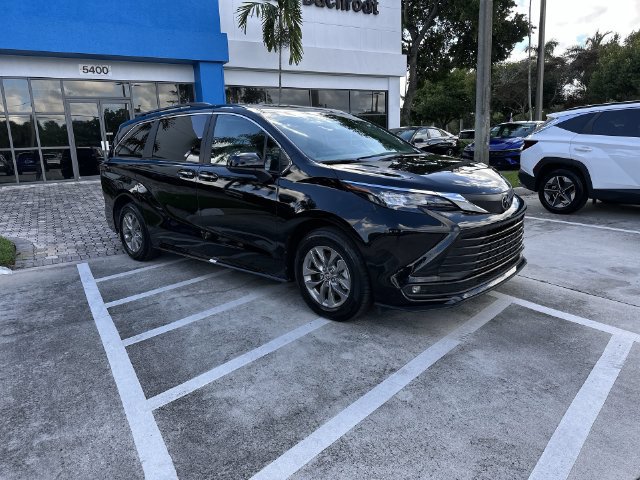 Used 2026 Toyota Sienna XLE FWD image 16