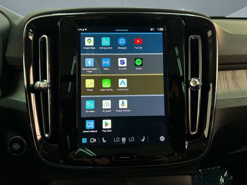 Used 2025 Volvo XC40 B5 Plus image 28