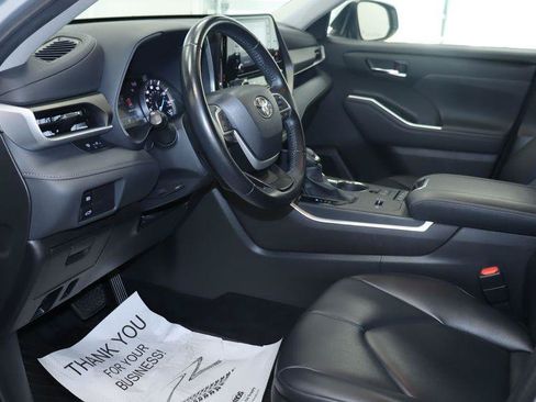 Used 2022 Toyota Highlander XLE AWD/4WD image 21