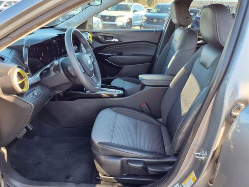 Used 2024 Chevrolet Trax LT image 11